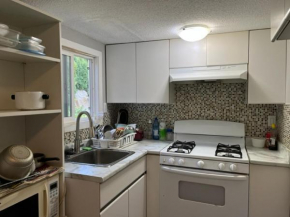 HOMESTAY At LISA's BNB - Great Location Near King George Boulevard